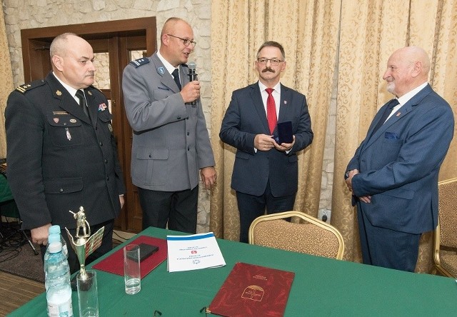 Od lewej: komendant straży pożarnej Tomasz Krzyczkowski, komendant policji Wojciech Brandt, starosta lipski Sławomir Śmieciuch i powiatowy inspektor budowlany Tadeusz Durak.