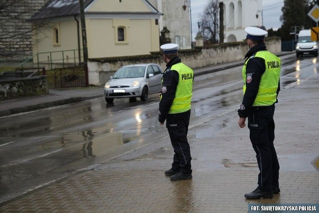 Policjanci ze staszowskiej drogówki monitorowali między innymi okolice przejścia dla pieszych przy Liceum Ogólnokształcącym imienia księdza kardynała Stefana Wyszyńskiego w Staszowie.