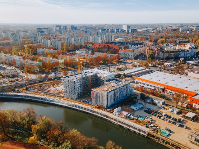 Nowe apartamentowce nad Odrą we Wrocławiu rosną. Kompleks budynków mieszkalnych powstaje na Szczepinie nieopodal dawnej stoczni rzecznej. Deweloper planuje wybudowanie dwóch budynków z luksusowymi mieszkaniami. Zobacz w galerii zdjęcia z postępu prac i wizualizacje. Przesuwaj slajdy klikają w strzałki, używaj klawiszy lub gestów ------------→