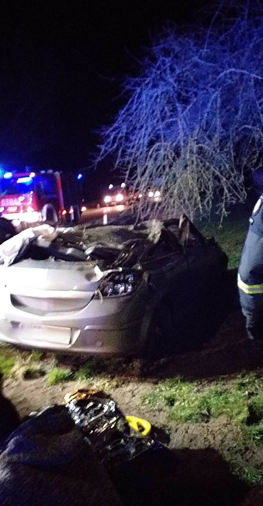 Samochód uderzył w słup i dachował! Trzy osoby poszkodowane 