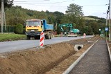 Zwiększy się poziom bezpieczeństwa na drodze Tarnawa - Kalnica w powiecie sanockim. Szczególnie dla dzieci [WIDEO]