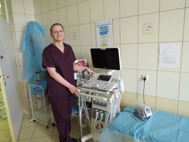 - Przed chwilą ten sprzęt tu wjechał - mówi Anna Rosochowicz, specjalista pediatra, pokazała nam nowoczesny sprzęt do badań usg na oddziale pediatrii w aleksandrowskim szpitalu.