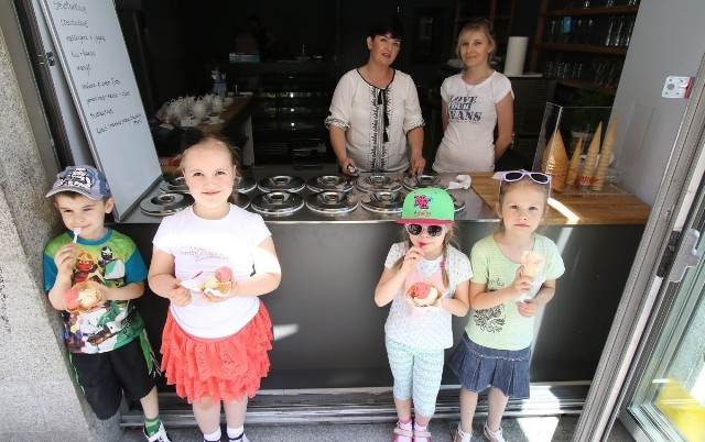 Jednymi z pierwszych klientów Novej byli Mikołaj, Klaudia, Amelka i Nikola. Maluchy mieszkają w pobliżu lodziarni i z niecierpliwością czekały na jej otwarcie. Lody truskawkowe i śmietankowe bardzo im smakowały!