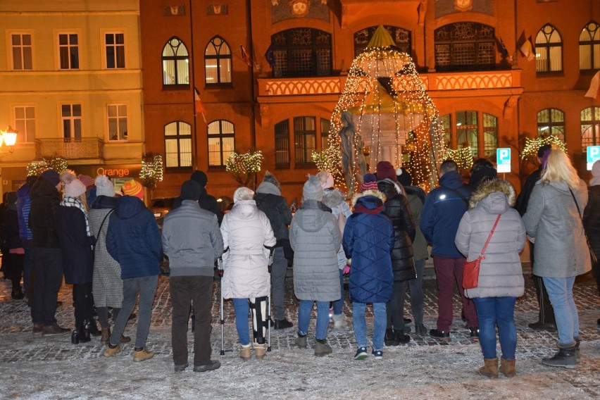 Kilkudziesięciu chojniczan pod fontanną ze światełkiem dla prezydenta Adamowicza [zdjęcia]