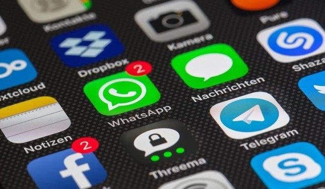 Zmiany w WhatsAppie. Kiedy ich się spodziewać? Konieczność ich wprowadzenia w WhatsAppie znana jest użytkownikom od wielu tygodni. Już w grudniu było wiadomo, że bez zaakceptowania nowego regulaminu, w praktyce z komunikatora nie uda się już skorzystać. Rzecz szybko wzbudziła wiele kontrowersji, bowiem jednym z głównych punktów nowego regulaminu jest przekazywanie danych analitycznych Facebookowi, który zresztą jest właścicielem WhatsAppa.