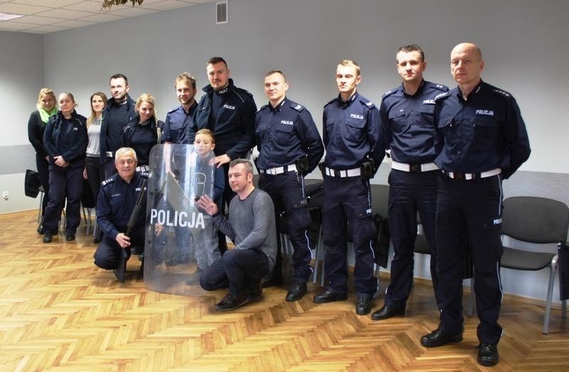 Policjanci z Oświęcimia zrobili świąteczną niespodziankę choremu Tymonkowi