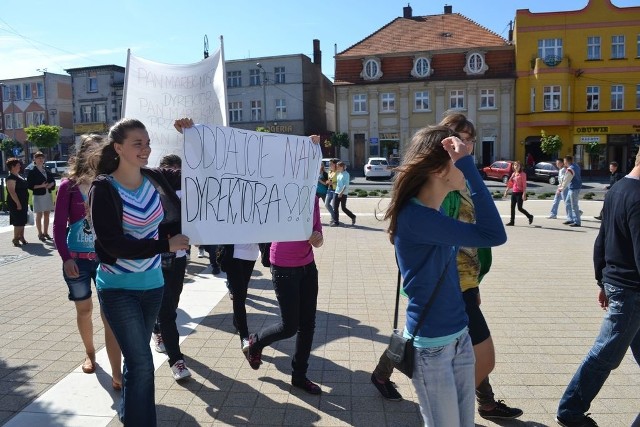 W obronie Marka Szarugi uczniowie z Chwaliszewa protestowali przed ratuszem.