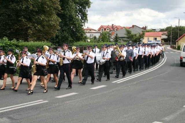 Policjanci, w asyście strażackiej orkiestry przeszli spod komendy do zamku w Szydłowcu.