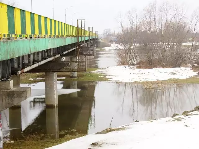 Woda w pobliżu mostu na Sanie w Krzeszowie wystąpiła z koryta.