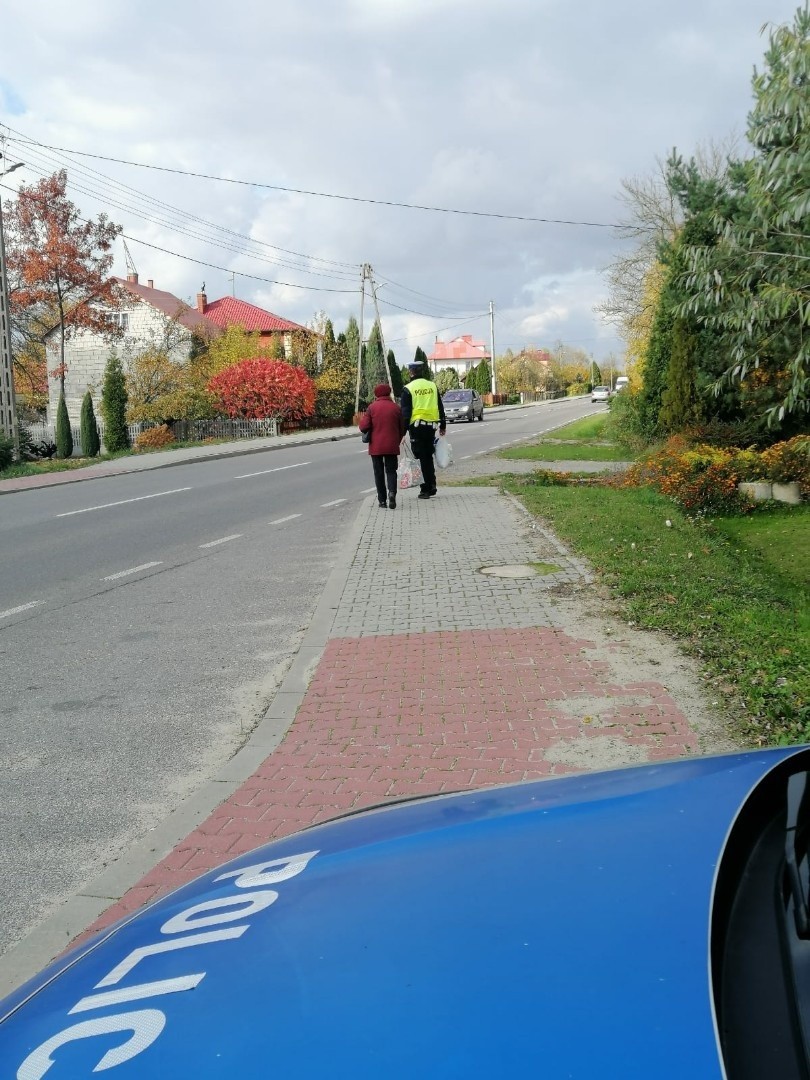 Policjant pomógł kobiecie i zaniósł jej ciężkie zakupy do...