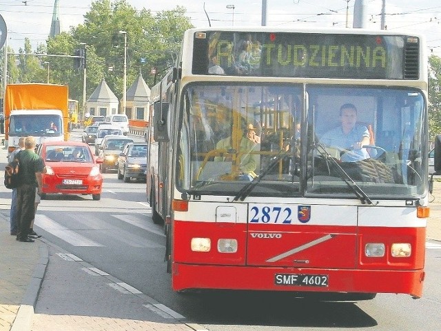 Autobusy jadące lewym pasem, nagle przecinają prawy i na siłę wpychają się do zatoczki. Nie dość, że tamują ruch, to na dodatek stwarzają poważne zagrożenie - skarży się nasz Czytelnik.