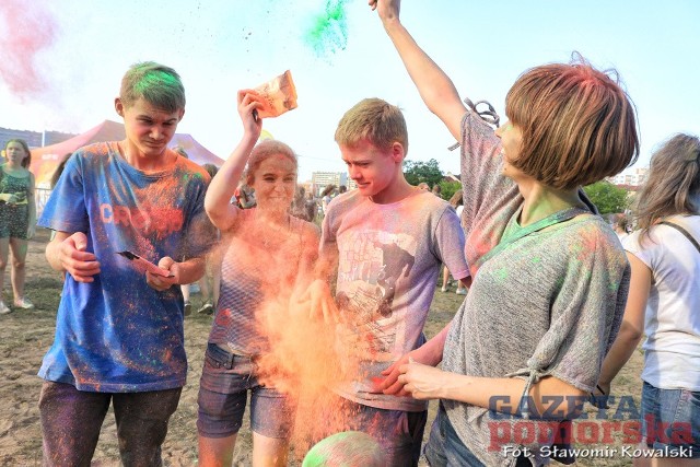 Festiwal Kolorów odbył się na Placu Cyrkowym na Skarpie. Przyciągnął tłumy mieszkańców, którzy nawzajem obrzucali się kolorowymi proszkami.