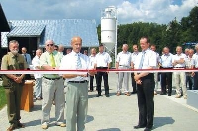 Wstęgę przecinają od lewej: Rudolf Suchanek, Krzysztof Bolek, Stanisław Gorajczyk i Ireneusz Mirowski Fot. Ewa Tyrpa