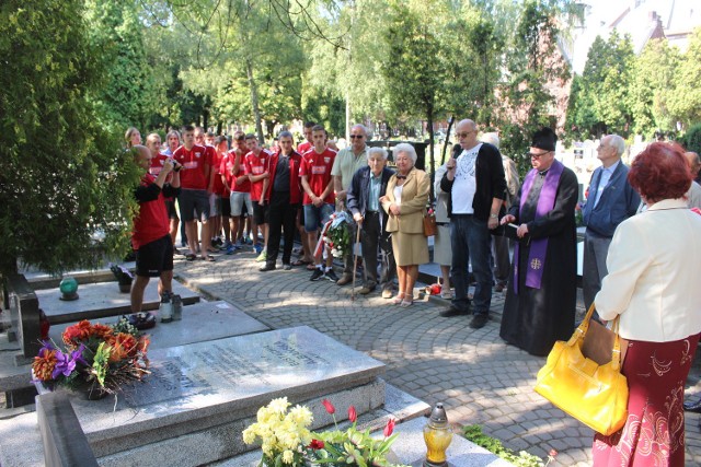 Przy odnowionym grobie Spirydiona Albańskiego, wielkiego bramkarza reprezentacji Polski i Pogoni Lwów