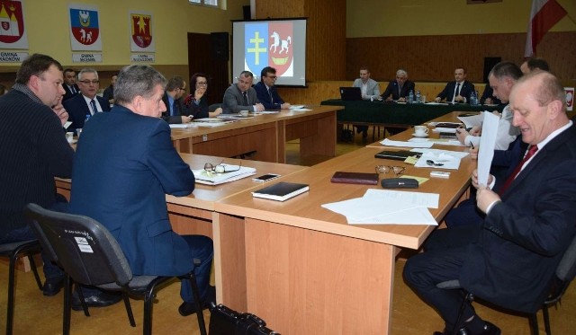 W środę radni powiatowi niemal jednogłośnie wybrali siedmioosobową komisję do wyboru nowego dyrektora szpitala we Włoszczowie.