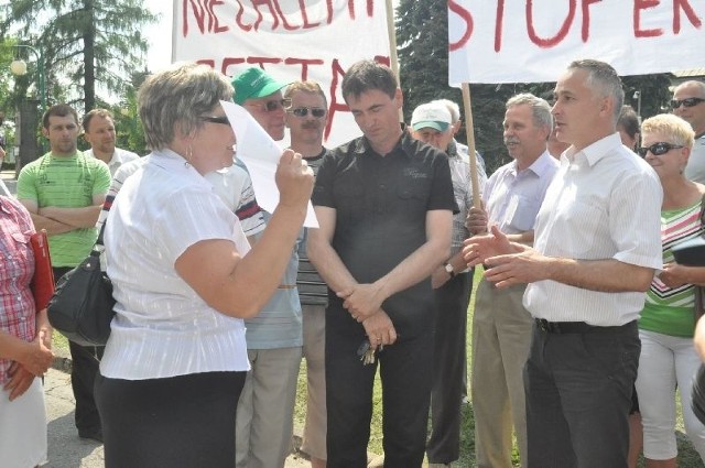 Burmistrz Michał Cichocki rozmawia z protestującymi na temat możliwości wstrzymania budowy ekranów