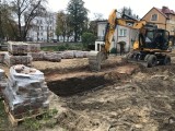 Historyczna odbudowa w Słupsku z problemami. Mieszkańcy alarmują: zniszczyli zabytkowy mur koparką