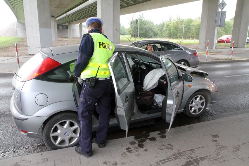 Wypadek przy AOW w pobliżu stadionu. Dwie osoby ranne