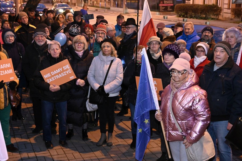 Protest przed Sądem Rejonowym w Kielcach. Walczono w obronie niezawisłości sądów [WIDEO, ZDJĘCIA]