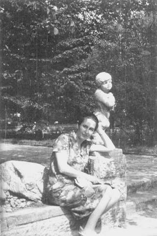 W 1967 r. Kalikst Piechocki sfotografował żonę Natalię na tle rzeźby Kłobuckiego. W latach 90. posążek zniknął.