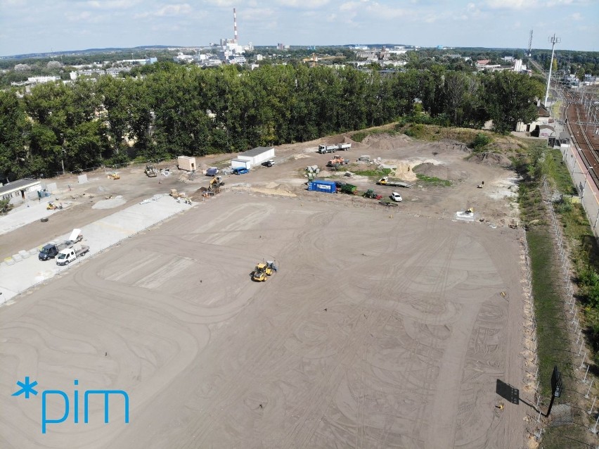 Stadion  przy ulicy Harcerskiej 5 jest położony tuż obok...