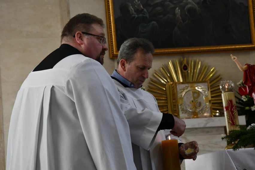 Młodzież z parafii Przemienienia Pańskiego w Kielcach - Białogonie przyjęła sakrament bierzmowania. Udzielił go biskup Marian Florczyk