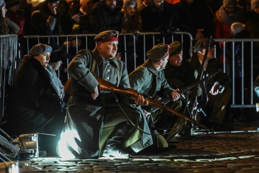 Inscenizacja walk powstańczych na Starym Rynku