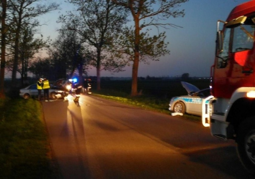 Wypadek w Polanie pod Grodkowem. Audi a4 zderzyło się z policyjnym radiowozem. Sprawca był pijany