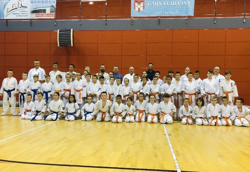 100 młodych uczniów zdawało egzaminy karate w Chęcinach. Nie było lekko [ZDJĘCIA]