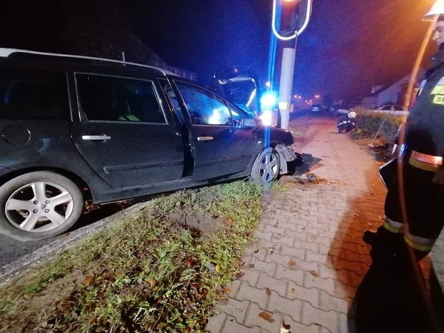 Do zdarzenia doszło w minionej nocy w Bogdańcu (powiat gorzowski). Strażacy z OSP Bogdaniec zgłoszenie o zdarzeniu otrzymali przed godz. 2.00.Jak poinformowali strażacy ochotnicy z Bogdańca, o godz. 1:47 wyjechali do zdarzenia drogowego, do którego doszło 50 metrów od ich remizy. W słup sygnalizacji świetlnej przejścia dla pieszych uderzyła kobieta kierująca osobowym peugeotem. „Jak się okazało, po badaniu alkomatem kierująca była pod wpływem alkoholu! Na szczęście nikomu nic się nie stało!” – informują strażacy. Zobacz też: Pożar samochodu na "starej tróice"