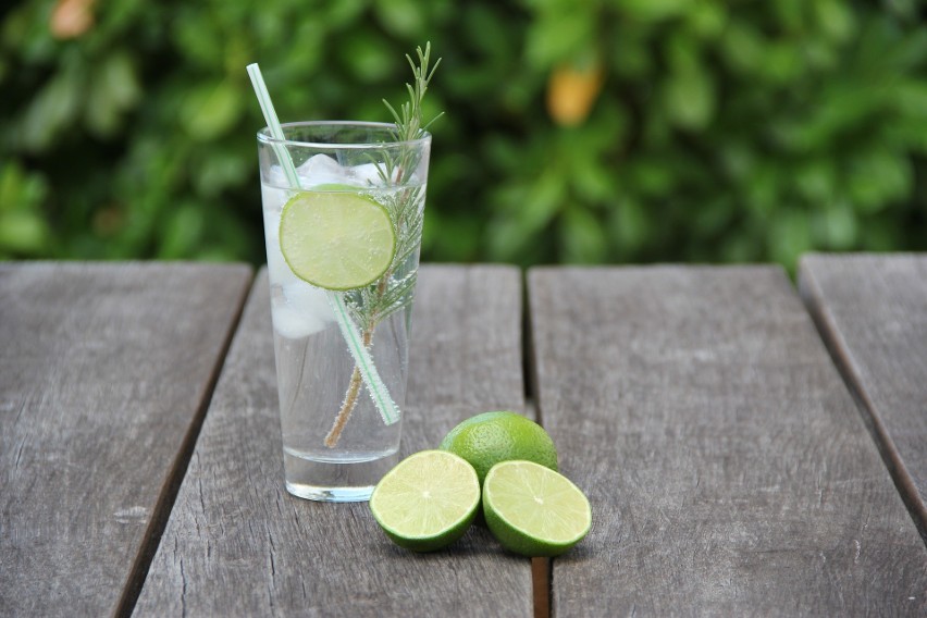 Gin to wysokoprocentowy ziołowy trunek o zawartości alkoholu...