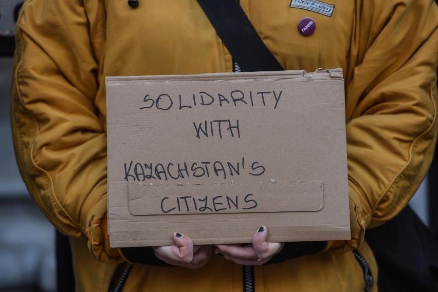 Gdańsk solidarny z obywatelami Kazachstanu i Białorusi. Pod Fontanną Neptuna odbyły się protesty