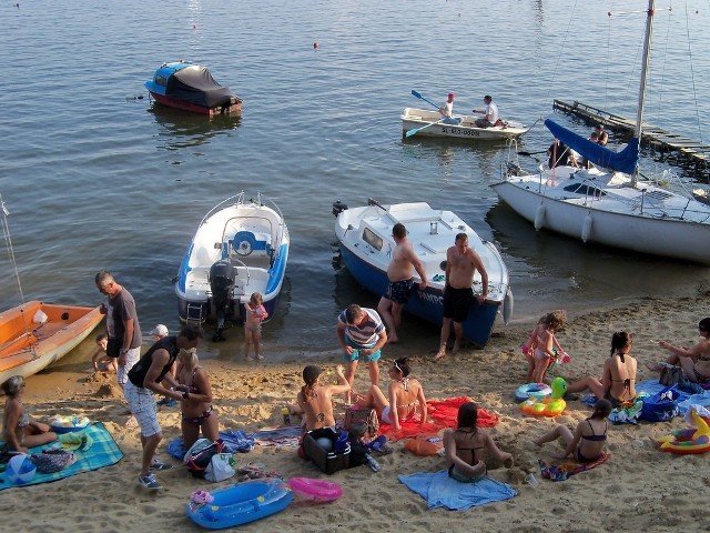 Tylko na plażę Nyskiego środka Rekreacji w Skorochowie z biletem weszło prawie 15 tys. ludzi w ciągu 2 dni.