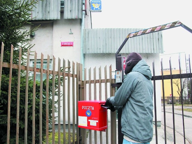 Punkt pocztowy przy ul. Śniadeckich na osiedlu Strzemięcin w Grudziądzu był zamknięty. W środku leżały wybite szyby