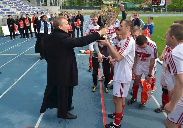 Zwycięskiej drużynie z Siedlec puchar wręczył biskup pomocniczy diecezji radomskiej Piotr Turzyński.