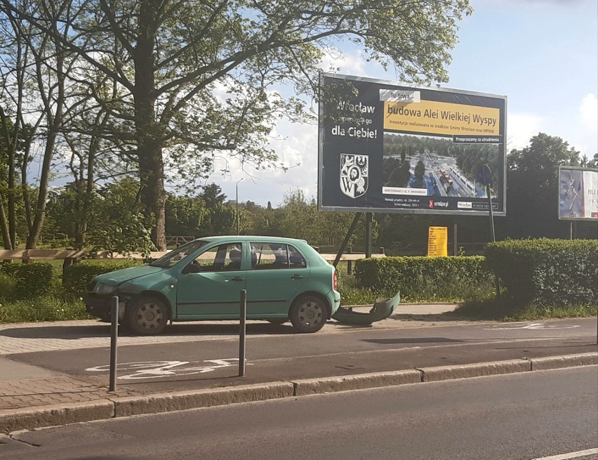 Wypadek dwóch samochodów przy budowie Alei Wielkiej Wyspy. Jedna osoba ranna (ZDJĘCIA)