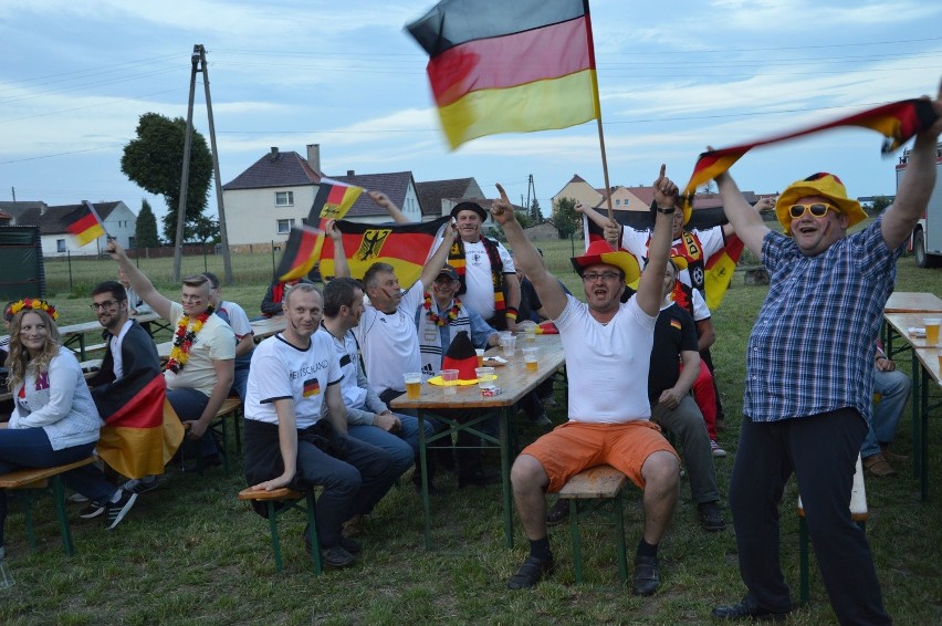 Jeszcze przed meczem niosło się głośne „Deutschland”,...