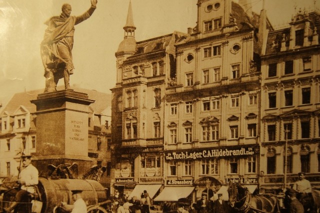 Pierwsze wzmianki o kamienicy w tym miejscu pochodzą z XIII wieku. Pod koniec XVIII w. kamienica została gruntownie przebudowana na styl barokowy. Z tamtego okresu, w budynku zachowały się rzeźbiony portal oraz klatka schodowa. Poza tym dom Oppenheimów jest jednym z dwóch obiektów w mieście, przy którym wciąż istnieje drewniana galeria, prowadząca z kamienicy do oficyny.