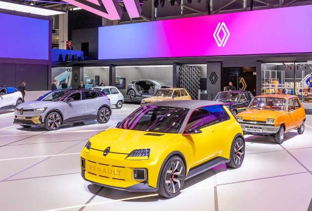 Renault 5 będzie wkrótce obchodziło swoje pięćdziesięciolecie. Kultowy model ma swojego następcę – Renault 5 Prototype, które w 2024 roku da początek seryjnemu modelowi. Właśnie pokazano go na targach w Monachium.Fot. Renault