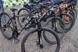 Bardzo duży wybór rowerów, hulajnóg i jeździków na giełdzie samochodowej na Załężu w Rzeszowie [ZDJĘCIA]