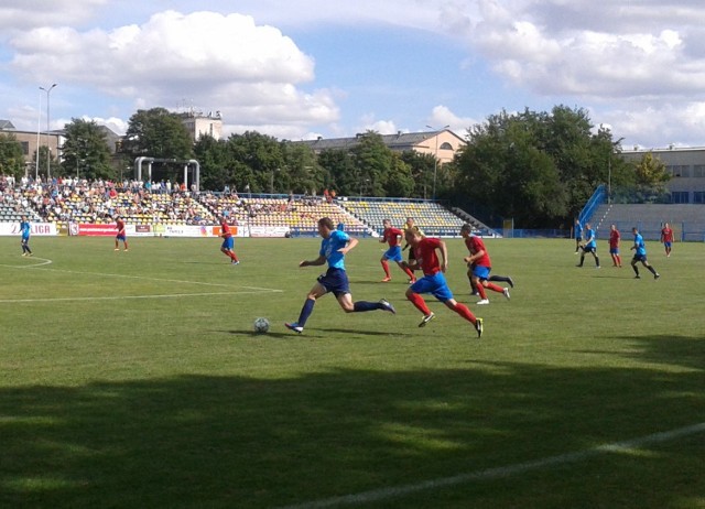 Piłkarze Błękitnych (niebieskie koszulki) dominowali w meczu z Calisią.