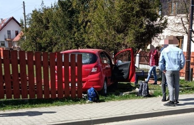 Na płocie domu przy ul. Bugajskiej w Zatorze zakończył jazdę kierowca tego samochodu