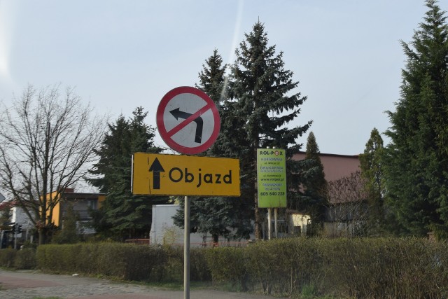 Utrudnienia w ruchu w Nowej Soli. Jest wahadło na wjeździe do miasta. Przebudowa ul. Kamiennej na Pleszówku zaczęła się od prac na skrzyżowaniu z ul. Zielonogórską. Światła drogowe na skrzyżowaniu zostały wyłączone. Postawiono dodatkową, tymczasową sygnalizację. Ruch odbywa się jednym pasem