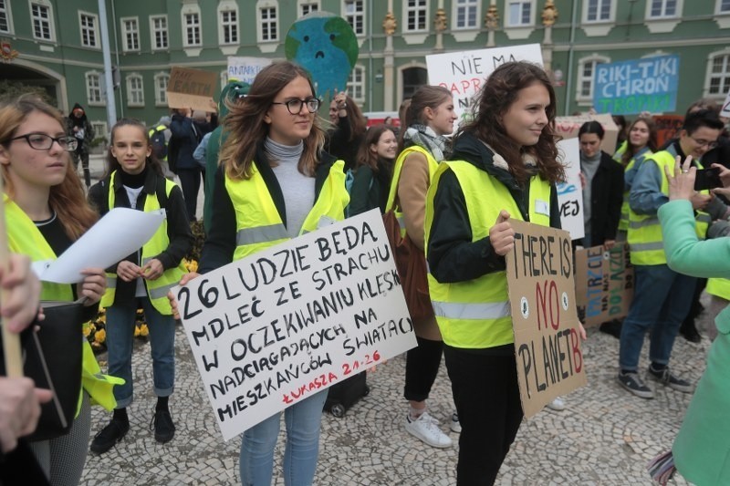 Młodzieżowy Marsz Klimatyczny 2019 w Szczecinie. Uczniowie wraz z nauczycielami maszerowali w obronie klimatu [WIDEO, ZDJĘCIA]