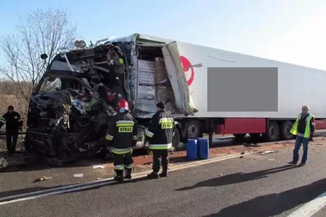 Przez ponad trzy godziny droga w miejscu wypadku była całkowicie zablokowana. Policjanci i prokurator wyjaśniają wszystkie przyczyny i okoliczności tragicznego zderzenia.