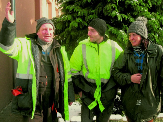 Zrobiono prawdziwy nalot na nasze domy, jesteśmy pokrzywdzeni - mówią (od lewej) Mirosław Gryglewicz, Kamil Błaszczyk i Mariola Piekarska.