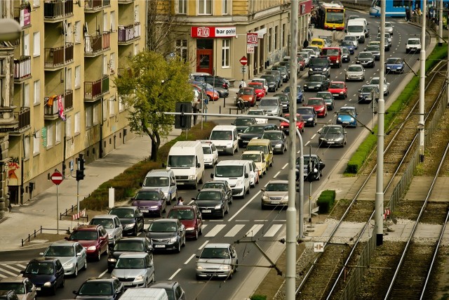 Na czym polega jazda na suwak, która zgodnie z nowym kodeksem drogowym będzie w Polsce obowiązkowa? Przepisy jasno mówią w jakich okolicznościach kierowca musi przepuścić samochody chcące wjechać na jego pas ruchu oraz ile takich samochodów trzeba przepuścić. Jazda na suwak obowiązywać ma tylko w przypadku znacznego zmniejszenia prędkości na jezdni. JAZDA NA SUWAK - sprawdź szczegóły na kolejnych slajdach, posługuj się klawiszami strzałek, myszką lub gestami.