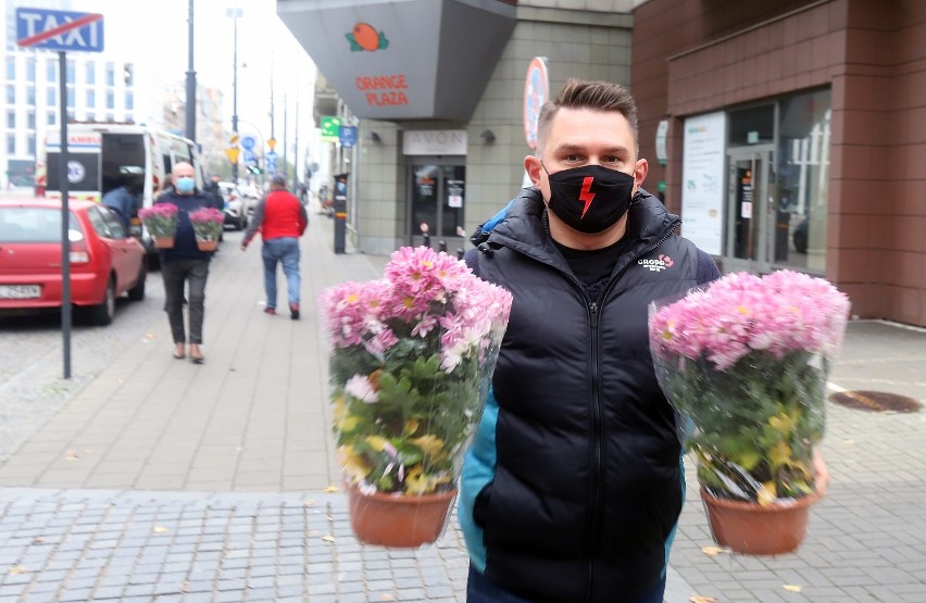 Radni zakupili 100 doniczek z kwiatami od łódzkich...