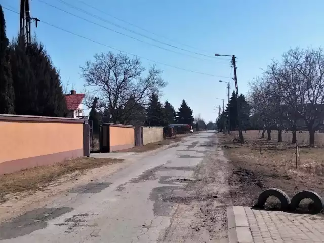 Gmina planuje remont prawie kilometrowej ulicy Ogrodowej w Wierzbicy, który obejmował będzie wykonanie nowej nawierzchni asfaltowej wraz z mijankami.