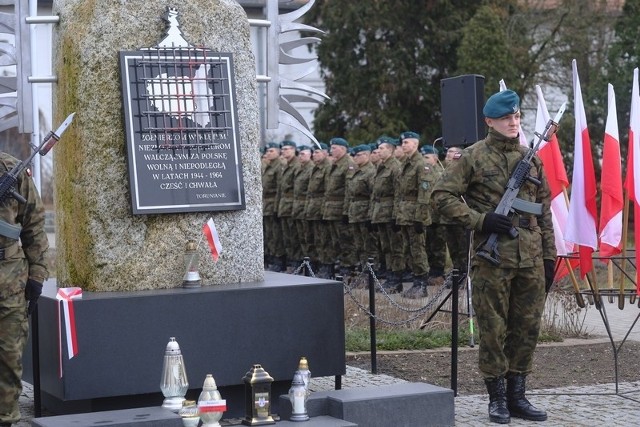 W piątek 1 marca pod pomnikiem przy Alei Solidarności zorganizowano miejskie obchody Narodowego Dnia Pamięci o Żołnierzach Wyklętych. W programie znalazły się: salwa honorowa,  odczytanie apelu pamięci oraz złożenie kwiatów.Narodowy Dzień Pamięci o Żołnierzach Wyklętych jest świętem państwowym obchodzonym od 2011 roku. Tego dnia w całej Polsce wspomina się żołnierzy antykomunistycznej opozycji.